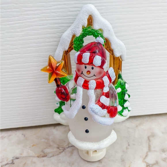 Magical Winter Christmas Snowman with Glitter Nightlight - Picture 2 of 4